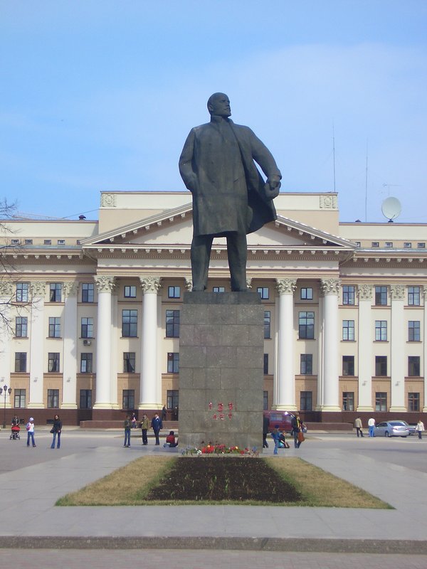 Памятник В.И.Ленину -- полная фотография