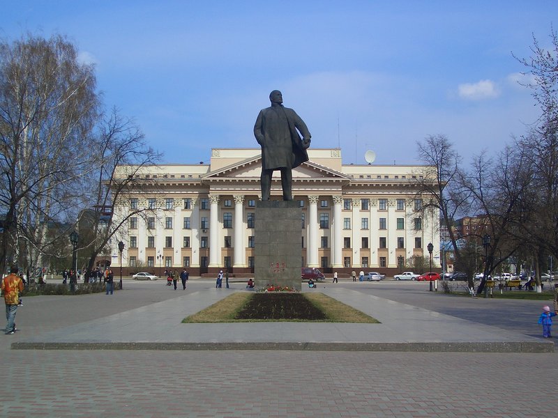 Памятник В.И.Ленину -- полная фотография