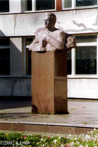 Памятник В.И.Ульянову -- полная фотография