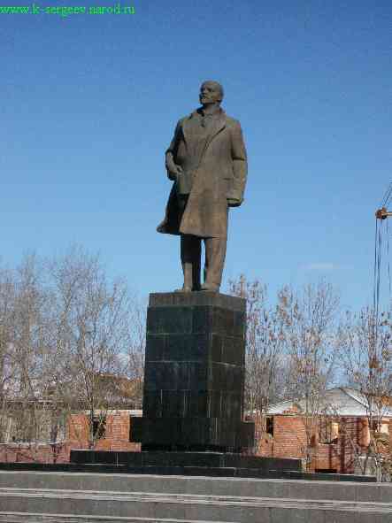 Памятник В.И.Ленину -- полная фотография
