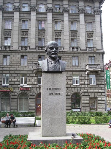 Бюст В.И.Ленина -- полная фотография