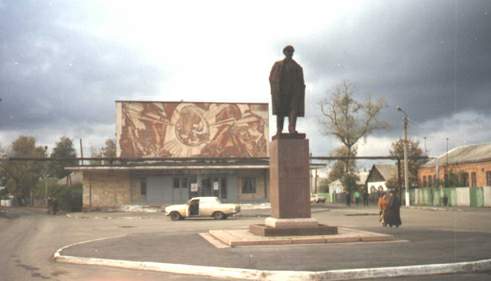 Памятник В.И.Ленину -- полная фотография